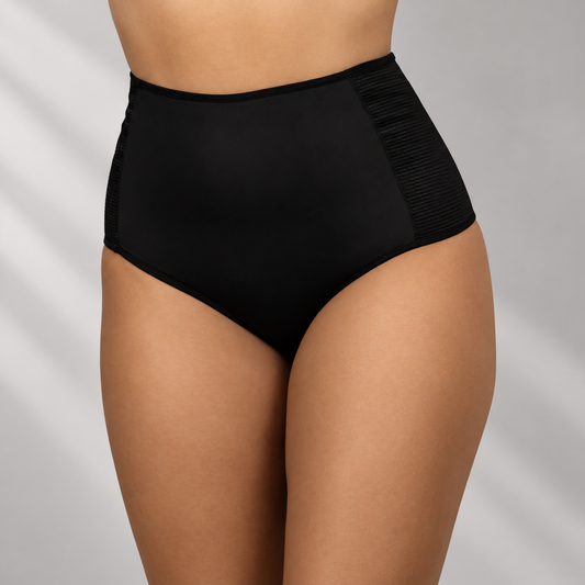 Calcinha modeladora Bellafirm preta de cintura alta vestida de frente