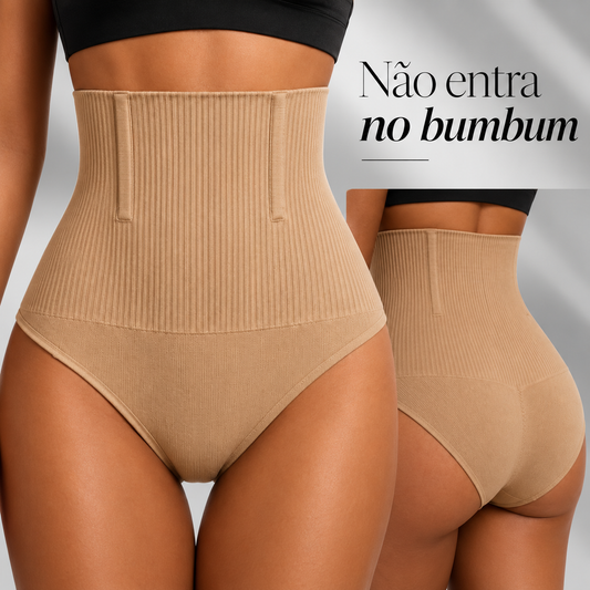 Calcinha modeladora Serena bege vestida de frente e de costas, com fundo grande que não entra no bumbum