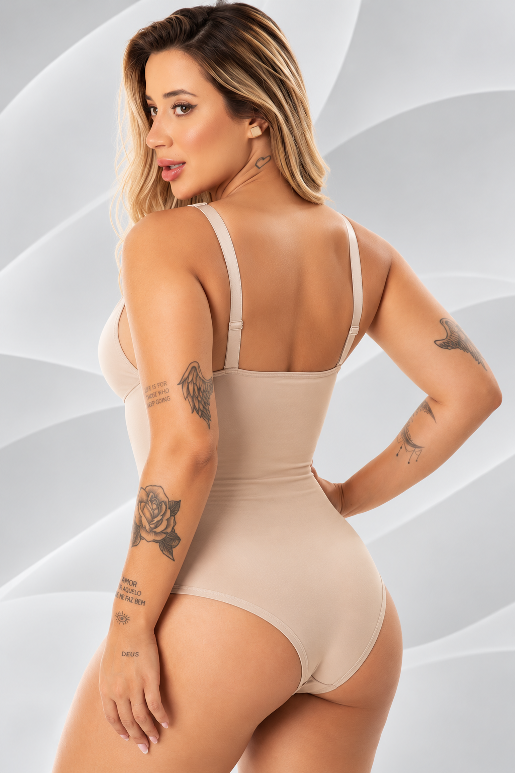 Body modelador Aurora bege vestido de costas, com alças largas e cavado no bumbum