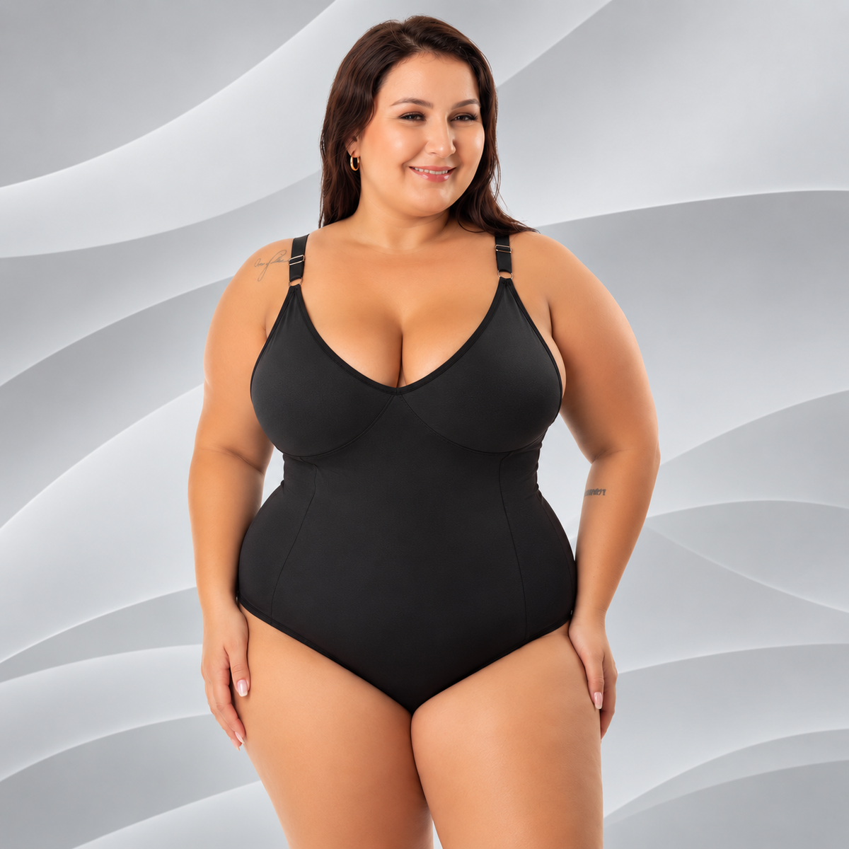 Body modelador Aurora preto vestido em modelo plus size, vista de frente