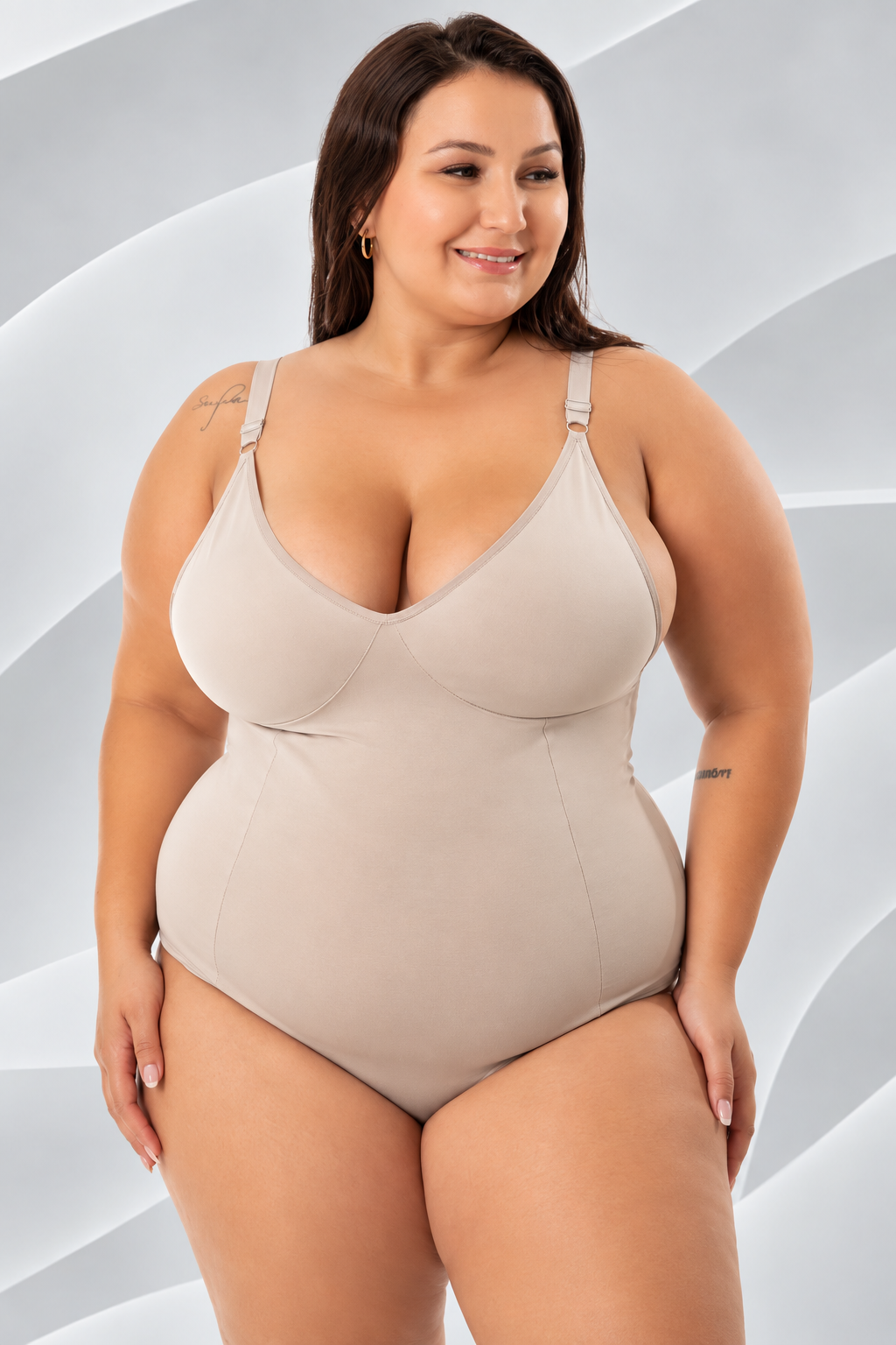 Body modelador Aurora bege vestido em modelo plus size, vista de frente