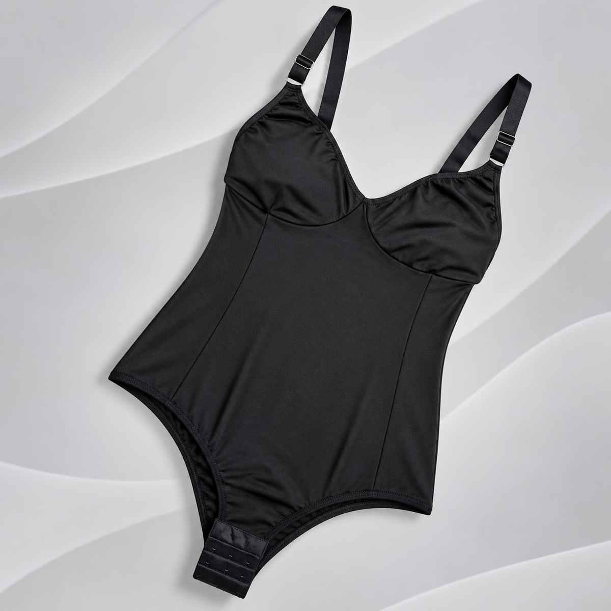 Body modelador Aurora preto aberto, com alças reguláveis e colchetes na parte íntima