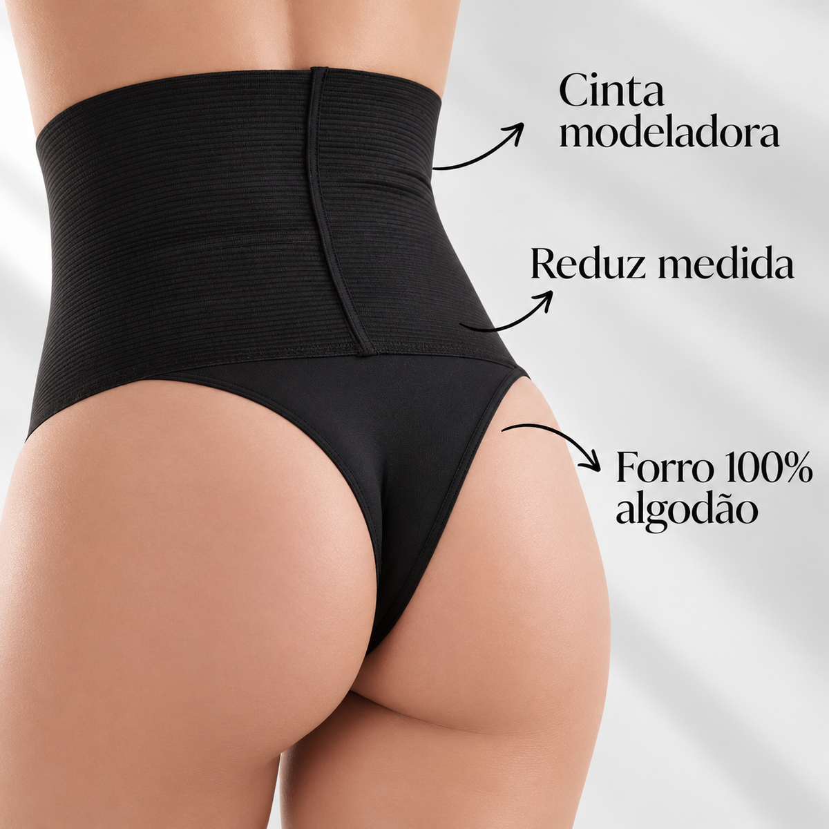 Calcinha com cinta Aconchego preta vestida de costas, com a costura central da faixa canelada