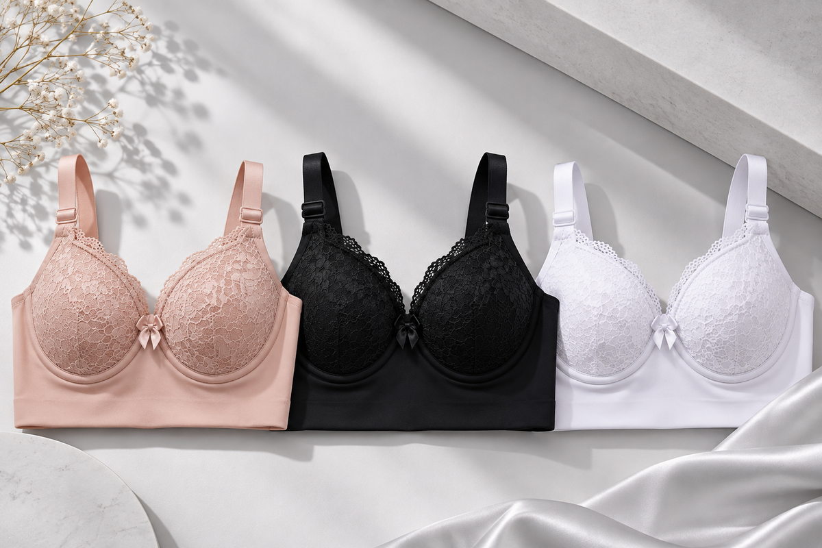 Três sutiãs cropped Bellalace em renda lado a lado, vistos de frente