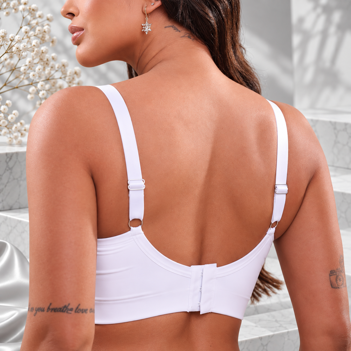 Costas do sutiã cropped Bellalace branco, com alças ajustáveis e fecho de colchetes